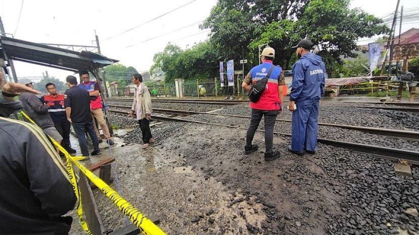 Truk Ditabrak Commuter Line di Perlintasan Kereta Tangerang: Empat Orang Jadi Korban, Simak Detailnya!
